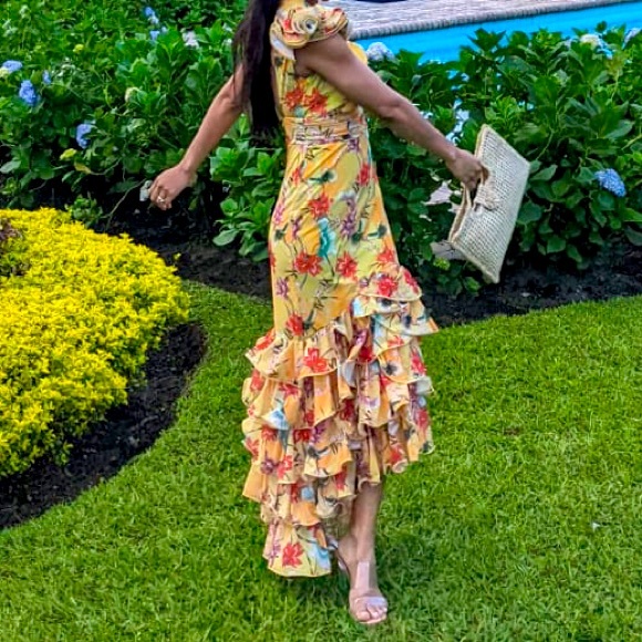 Beautiful yellow dress to impress size S and L. Used just once - Picture 3 of 3